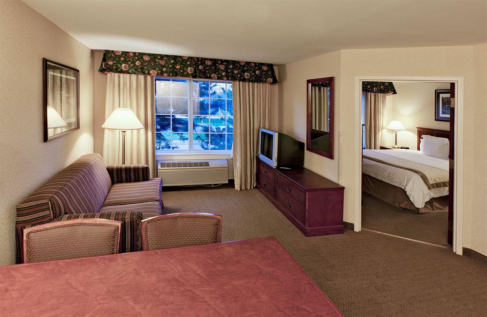 The Lotus Suites At Midlane Golf Resort Wadsworth Exterior photo
