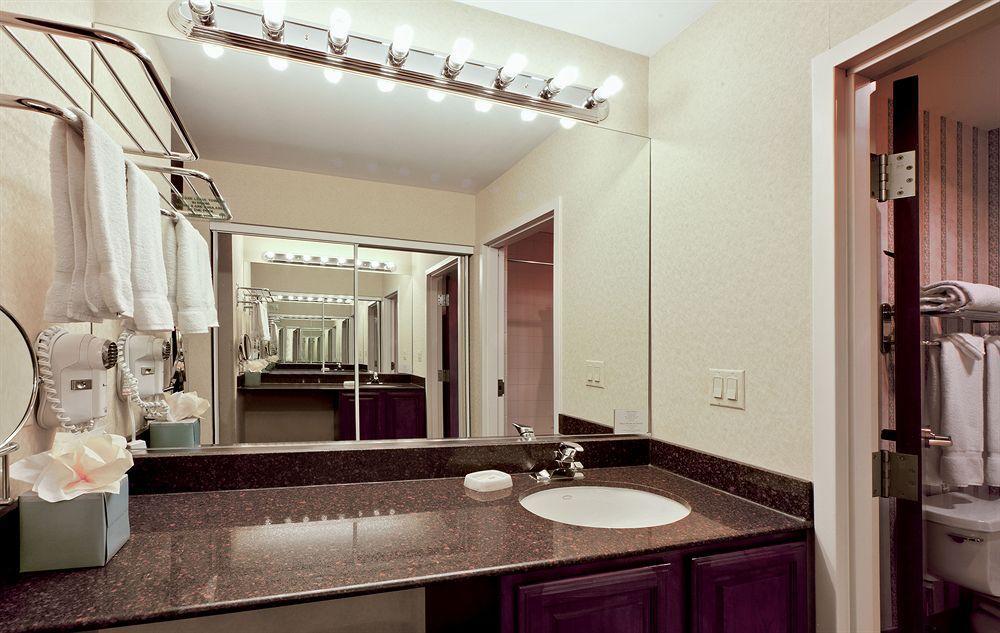 The Lotus Suites At Midlane Golf Resort Wadsworth Room photo