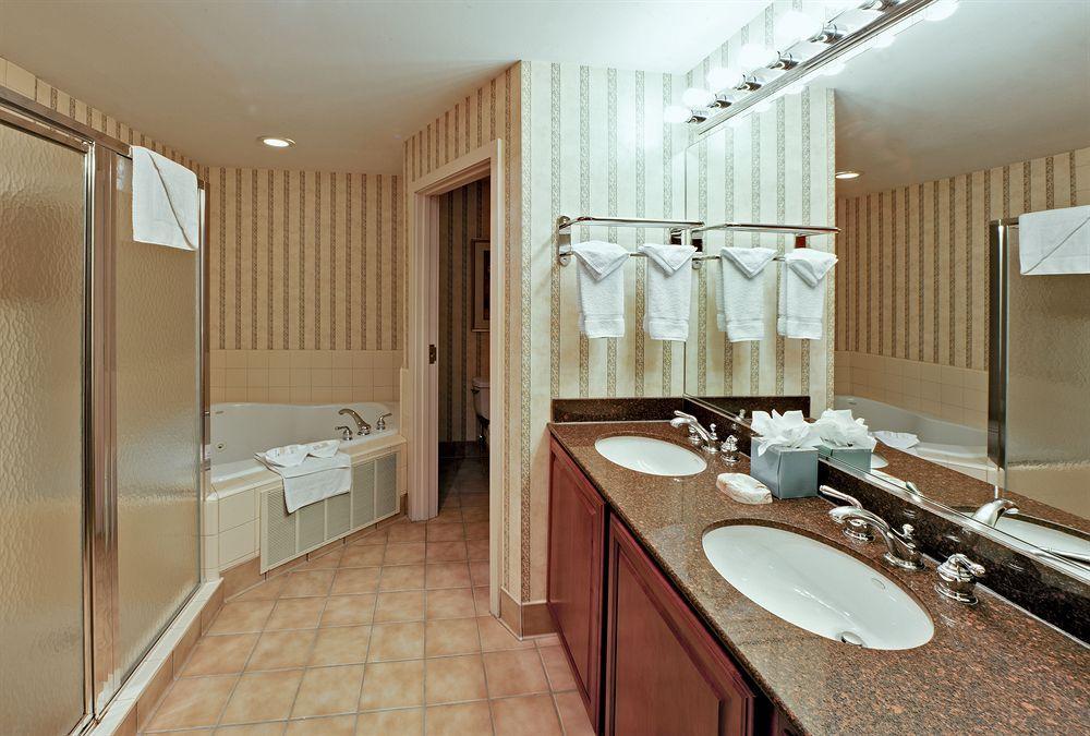 The Lotus Suites At Midlane Golf Resort Wadsworth Exterior photo