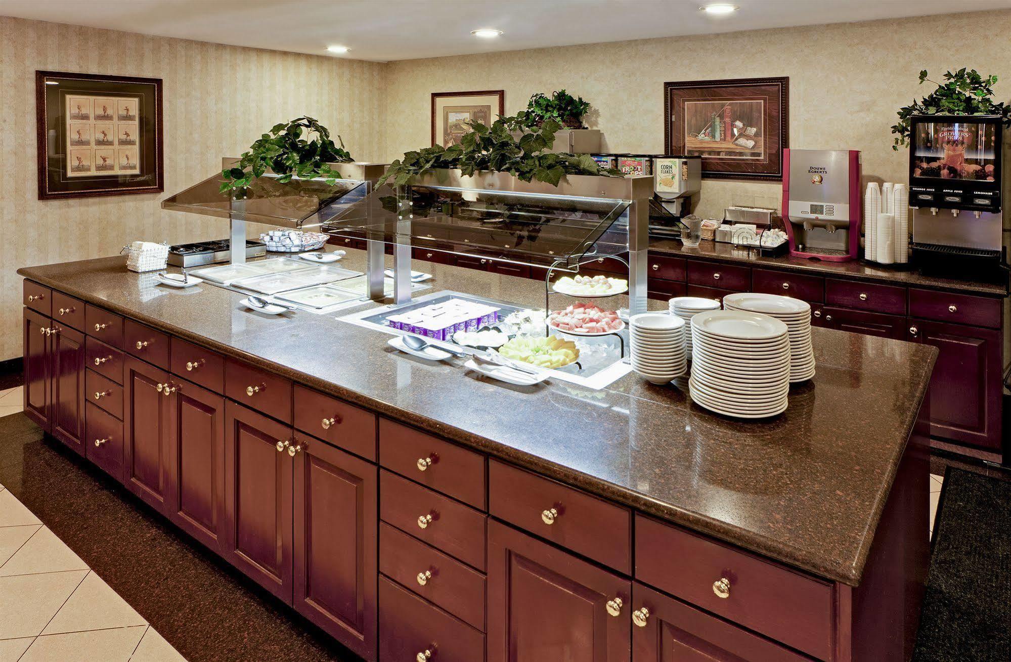 The Lotus Suites At Midlane Golf Resort Wadsworth Restaurant photo