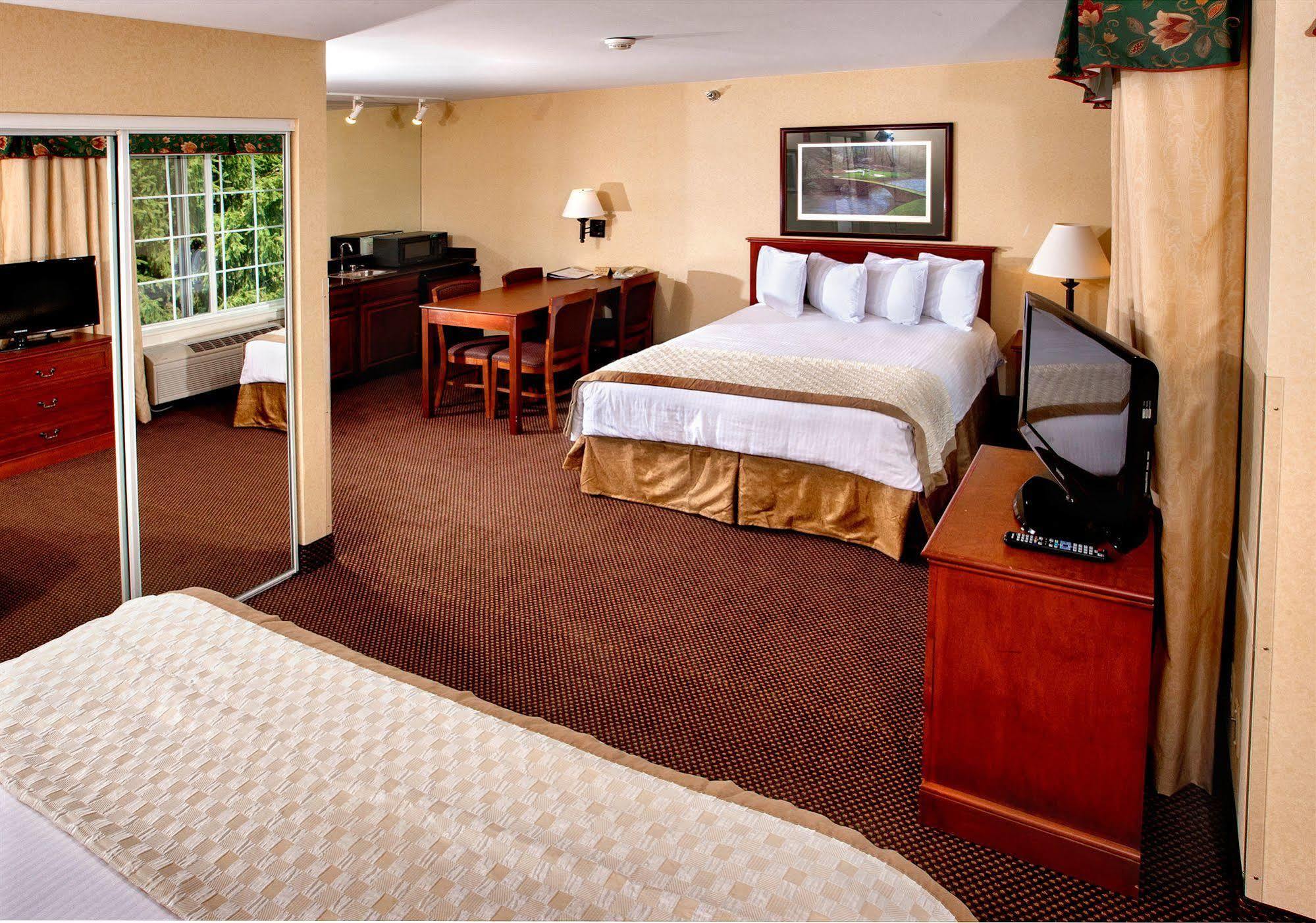 The Lotus Suites At Midlane Golf Resort Wadsworth Exterior photo