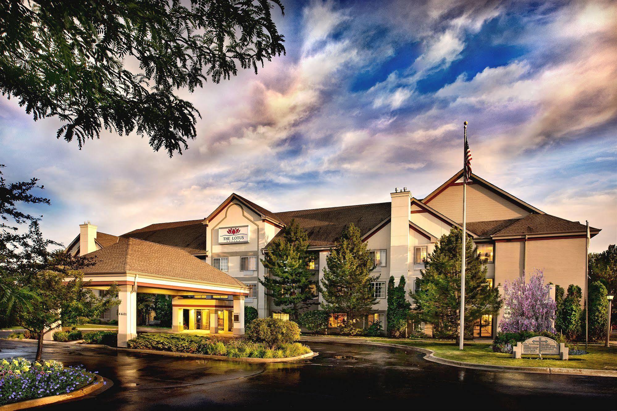 The Lotus Suites At Midlane Golf Resort Wadsworth Exterior photo