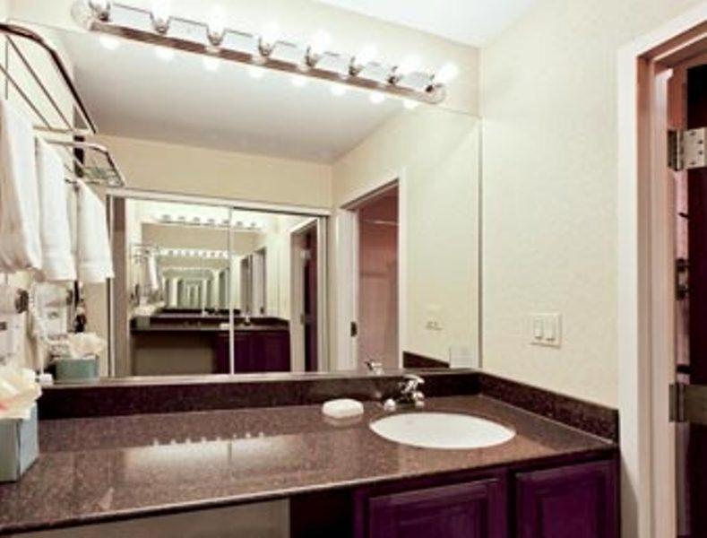 The Lotus Suites At Midlane Golf Resort Wadsworth Room photo